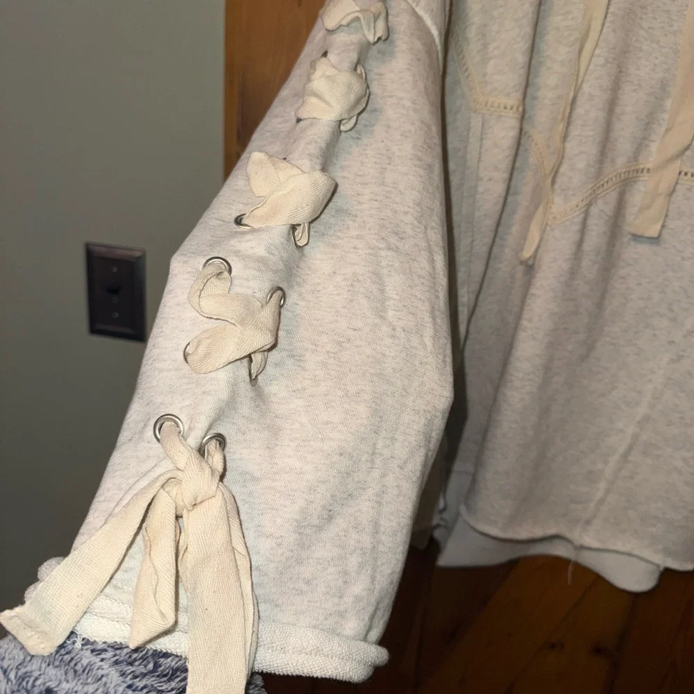 Women's Cream Hoodie Sweater NWT - Picture 2 of 4